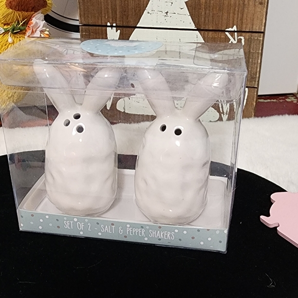 New in Box Whimsical Cupboard Bunnies - Picture 2 of 4